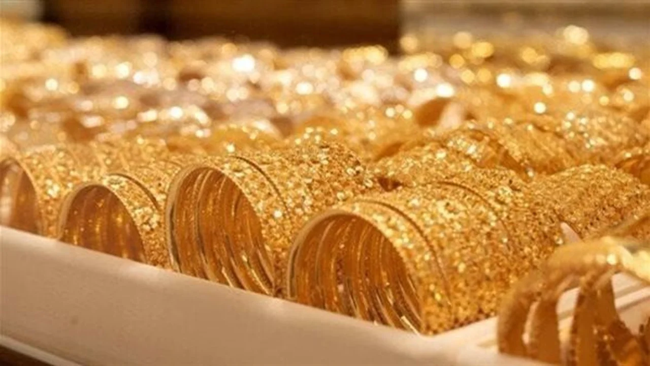 تراجع مفاجئ في سعر الذهب وسط ترقب المستثمرين لتطورات الأسواق العالمية اليوم